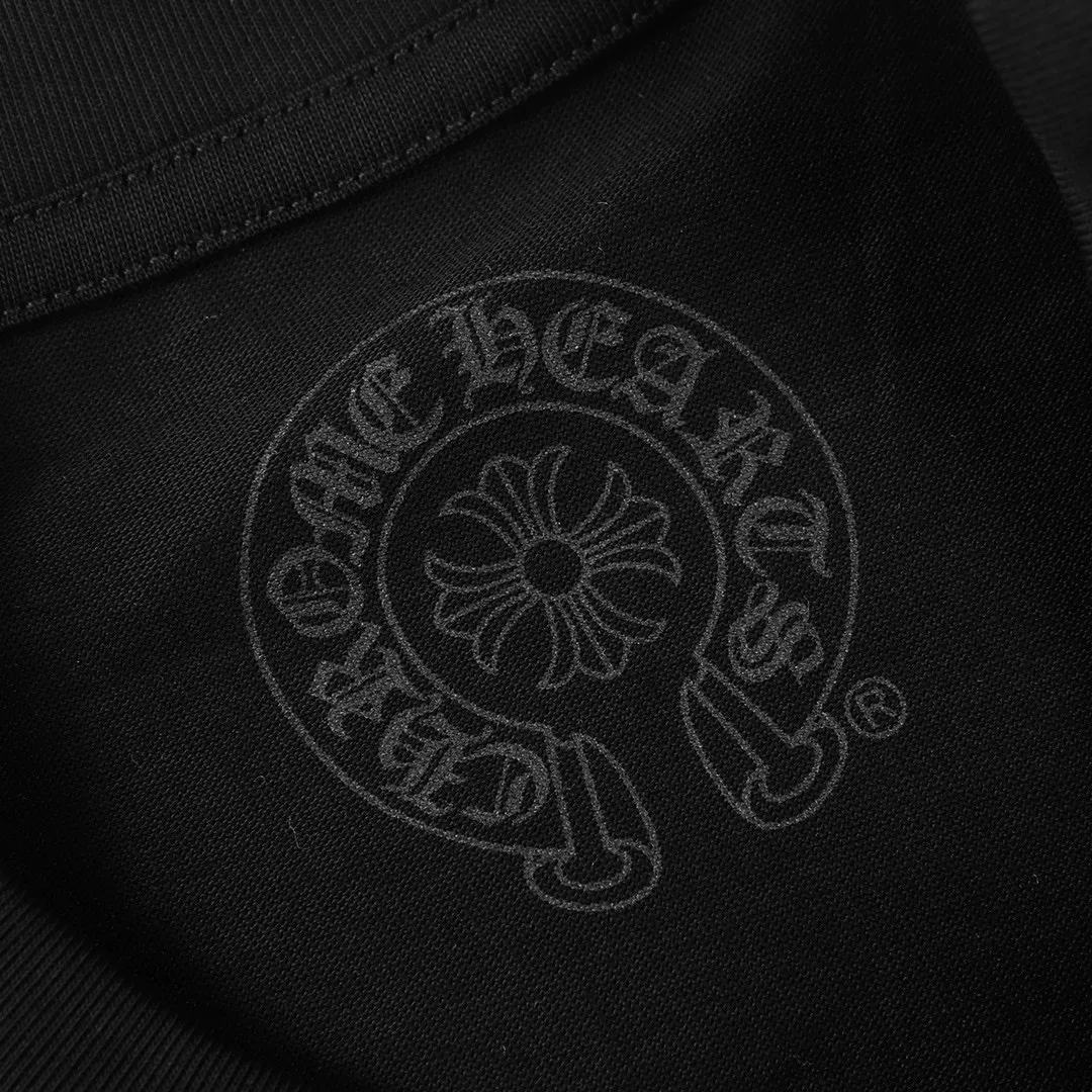 P180 #2105 -Chrome Hearts/Chrome Hearts 23ss scroll horseshoe Sanskrit printed popular long-sleeved T-shirt -High weight, high density and high quality. The wool is soft, delicate and skin-friendly. It feels soft and silky. It has excellent warmth and skin-friendly properties.